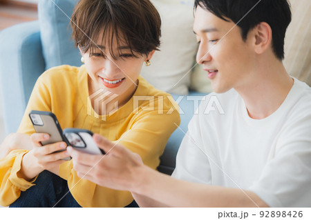 リビングのカップル 92898426