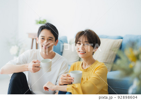 リビングのカップル 92898604