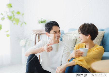 リビングのカップル 92898605