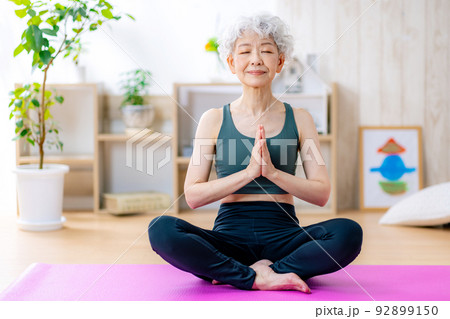 家でヨガをするシニア女性 92899150