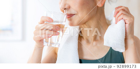 運動後に水を飲むシニア女性 92899173