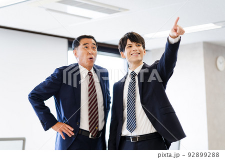 2人の男性ビジネスマン(シニア、若手、スーツ、ネクタイ 2人の男性ビジネスマン(シニア、若手、スーツ、ネクタイ 92899288