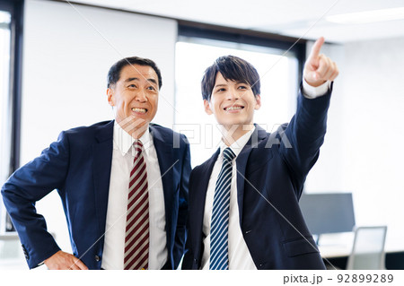2人の男性ビジネスマン(シニア、若手、スーツ、ネクタイ 2人の男性ビジネスマン(シニア、若手、スーツ、ネクタイ 92899289