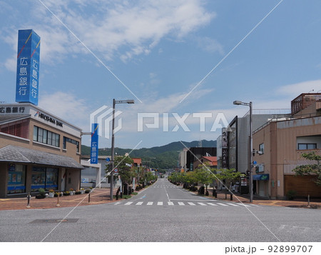 やない白壁の町並を散策(駅前から麗都路通りを望む) 92899707