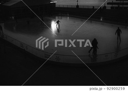 ニューヨーク 冬の風物詩 ハドソン川を見下ろすスケートリンク ニューヨーク 冬の風物詩 ハドソン川を見下ろすスケートリンク 92900259