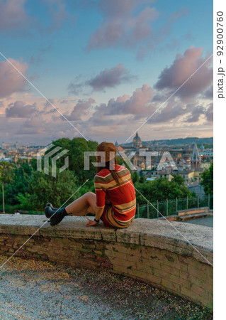 イタリアのローマの夕焼けを見る女性 92900760