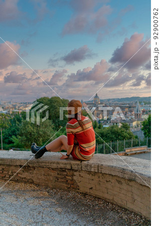 イタリアのローマの夕焼けを見る女性 92900762