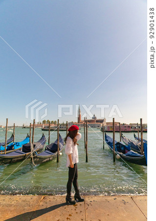 イタリアのベネチアの風景を眺める女性 イタリアのベネチアの風景を眺める女性 92901438