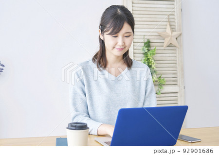 自宅でノートパソコンを使う女性 自宅でノートパソコンを使う女性 92901686