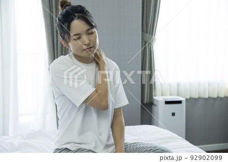 寝起きで肩が凝る若い女性 92902099