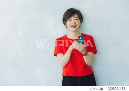 赤いTシャツの女性  92902158