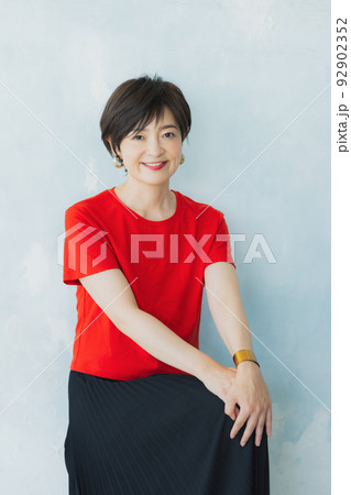 赤いTシャツの女性 赤いTシャツの女性 92902352