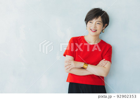 赤いTシャツの女性  92902353