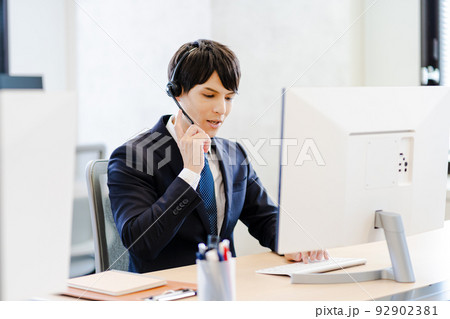 ビジネスシーン、オペレーター、若い男性 ビジネスシーン、オペレーター、若い男性 92902381