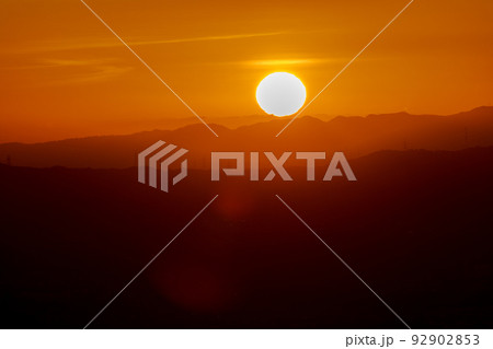 若草山からの眺望 生駒山方向に沈みゆく夕日2 若草山からの眺望 生駒山方向に沈みゆく夕日2 92902853