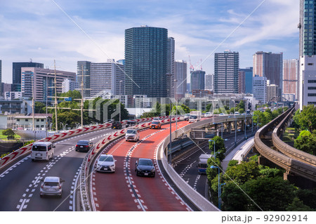 《東京都》首都高速とタワーマンション群・都市風景 92902914