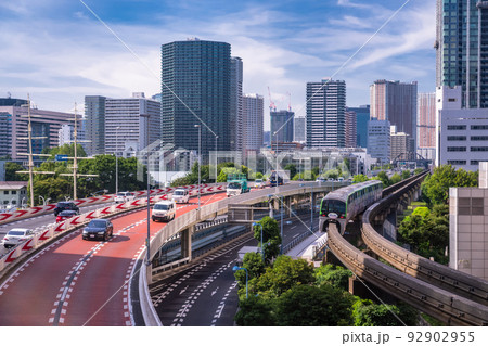 《東京都》首都高速とタワーマンション群・都市風景 92902955