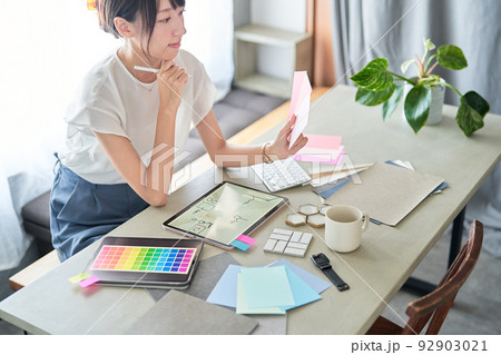コーディネートを考えるインテリアデザイナー 92903021