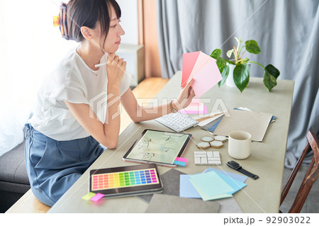 コーディネートを考えるインテリアデザイナー 92903022