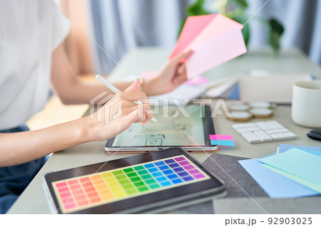 コーディネートを考えるインテリアデザイナー コーディネートを考えるインテリアデザイナー 92903025