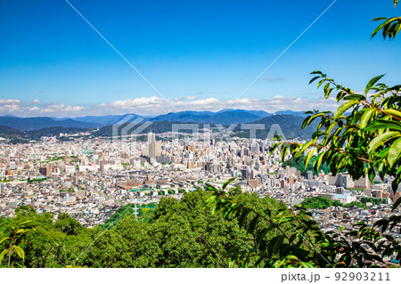 広島市街地の遠景です。右に比治山公園、中央にhitoto広島ビル、左は舟入方面です。精密描写です。 92903211