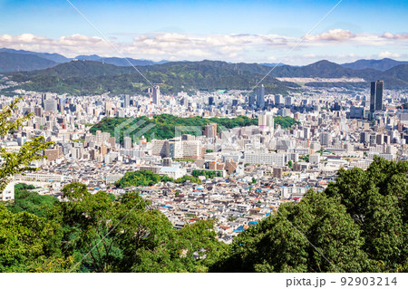 広島市街地の遠景風景です。中央に比治山公園、右にグランドタワー、駅前ビッグフロントビルが見えます。 92903214