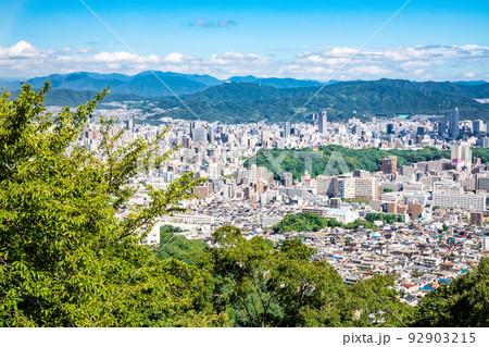 広島市街地の遠景風景です。右寄りに比治山公園、グランドタワービルガ見えます。精密画像 92903215