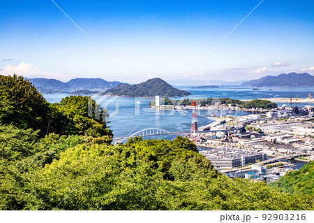 広島市街地の遠景風景です。宇品、出島地区などの港湾部を展望しています。広島湾、宮島等も見えます。 92903216
