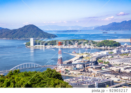 広島市街地の遠景風景です。宇品、出島地区などの港湾部を展望しています。広島湾、宮島等も見えます。 92903217
