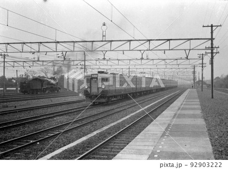 通勤電車　向こうに蒸気機関車（8620型）も 92903222