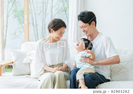 リビングにいる笑顔の親子(家族・ファミリー・育児・子育て) リビングにいる笑顔の親子(家族・ファミリー・育児・子育て) 92903262