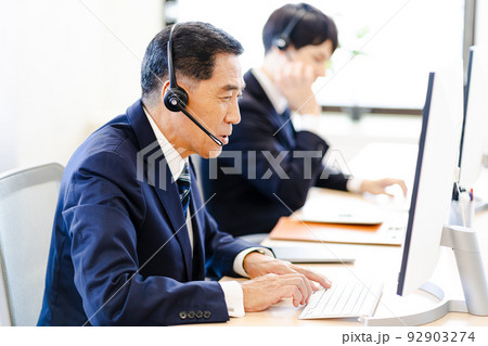 ビジネスシーン、オペレーター ビジネスシーン、オペレーター 92903274