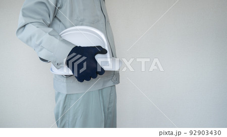 ヘルメットを持つ作業服の男性。建設業イメージ。 ヘルメットを持つ作業服の男性。建設業イメージ。 92903430