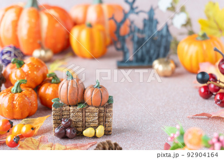 ハロウィンイメージのにぎやかなフレーム ハロウィンイメージのにぎやかなフレーム 92904164