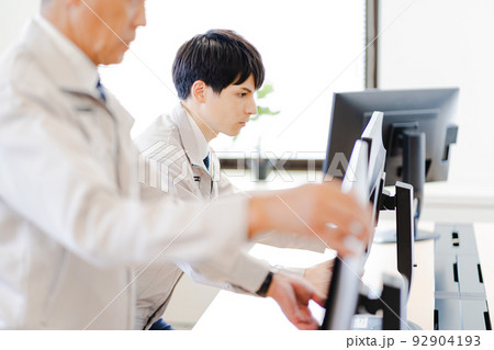 ビジネスシーン、パソコン設置業者、作業服 92904193