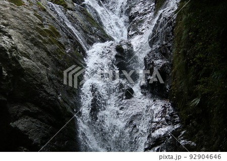 岩場を流れる水 岩場を流れる水 92904646