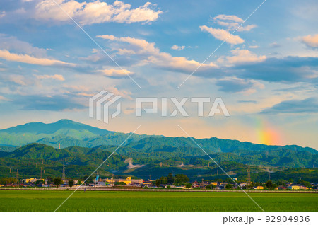 地方都市の大きな空と雄大な霊峰白山のすそ野にかかる幻想的な虹｜石川県能美市 92904936