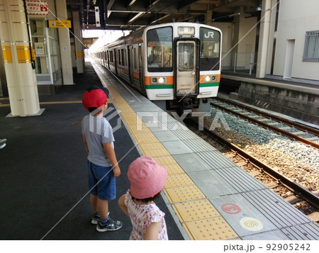 電車に乗って子供とお出かけ 92905242