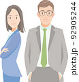 白い背景に立つ二人のビジネスパーソン。黒髪の女性と眼鏡の男性の上半身。 92905244