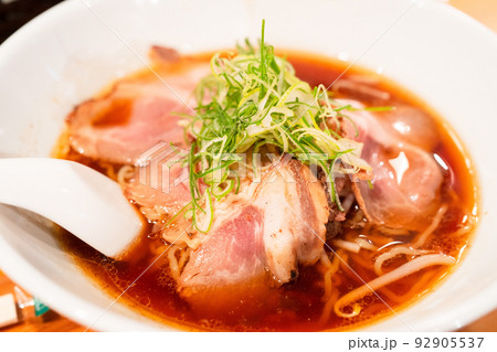 伊勢神宮前おかげ横丁にある横丁そば小西湖の松坂牛骨ラーメン 92905537