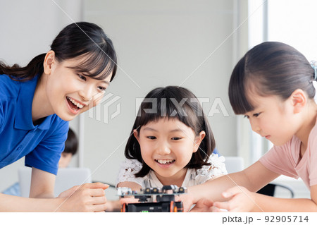 ワークショップで楽しむ小学生 92905714