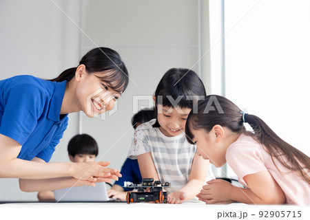 ワークショップで楽しむ小学生 92905715