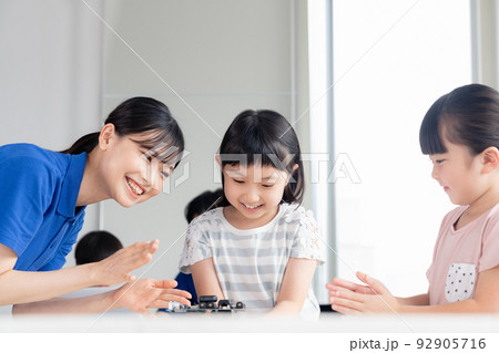 ワークショップで楽しむ小学生 ワークショップで楽しむ小学生 92905716