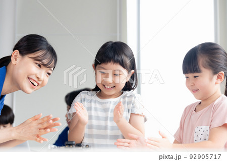 ワークショップで楽しむ小学生 92905717