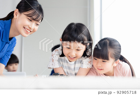 ワークショップで楽しむ小学生 ワークショップで楽しむ小学生 92905718