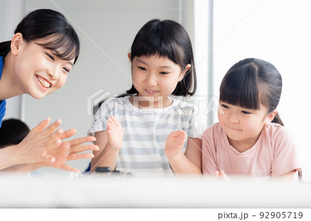 ワークショップで楽しむ小学生 ワークショップで楽しむ小学生 92905719
