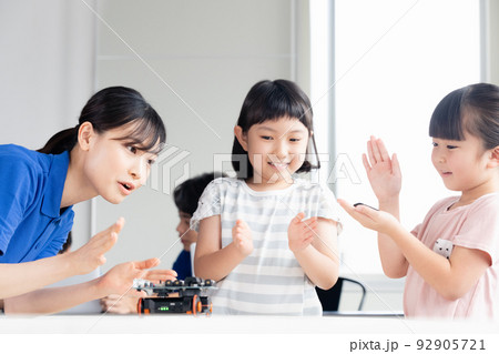 ワークショップで楽しむ小学生 92905721