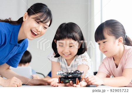 ワークショップで楽しむ小学生 ワークショップで楽しむ小学生 92905722