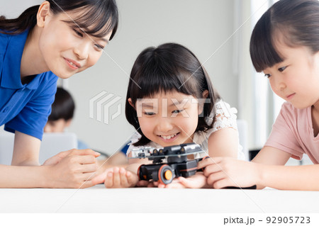 ワークショップで楽しむ小学生 92905723