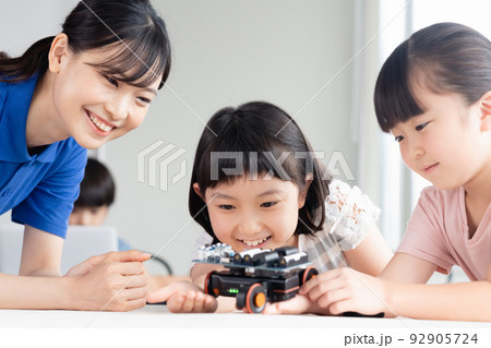 ワークショップで楽しむ小学生 92905724